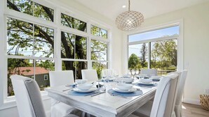 Hus, flere senger, terrasse, hageutsikt (Ocean Outlook) | Spiseområde