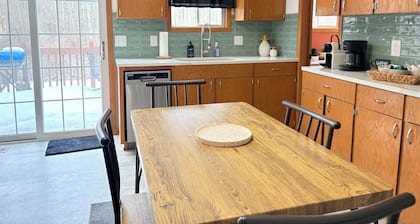 Hoffmaster Hideaway~ Near Hoffmaster State Park ~Pet Friendly~ Golf Course