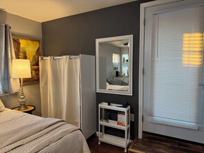 1 bedroom, iron/ironing board, WiFi - Beautifully Studio apartment, offering a warm ambiance with modern amenities. (Stockton)