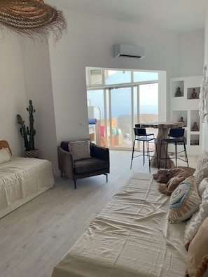 Living area - Charming 1-bedroom apartment in lovely Ospedaletti with AC, WiFi (OSPEDALETTI, IMPERIA, LIGURIA)