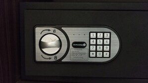 Un teclado con un dial circular y un teclado numérico, etiquetado como 'OMNITEC'.