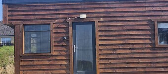 Cheap & Cheerful Cabin with WiFi in Swinford