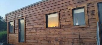 Cheap & Cheerful Cabin with WiFi in Swinford