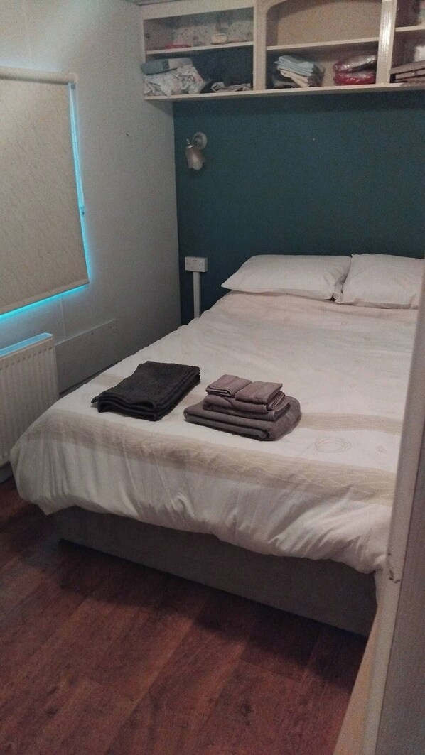 3 عدّة غرف نوم وواي فاي وملاءات أسرّة