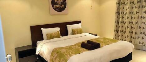 3 makuuhuonetta, silitysrauta/-lauta, internet, vuodevaatteet