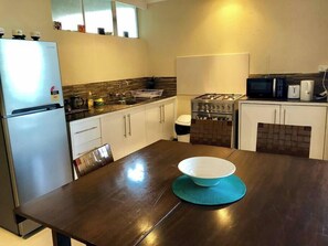 Frigorífico, microondas, horno y placa de cocina