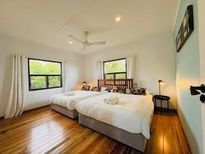 5 bedrooms, iron/ironing board, bed sheets