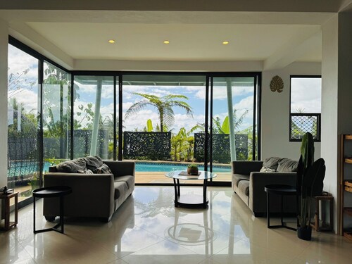 5 bedroom Family Home with great views