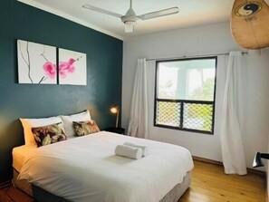 5 bedrooms, iron/ironing board, bed sheets