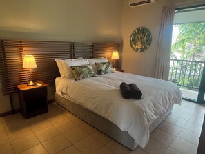 3 habitaciones, tabla de planchar con plancha y ropa de cama 