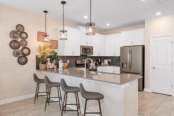 Fridge, microwave, oven, dishwasher - The Cinema Luxe Retreat at Champions Gate (Davenport)