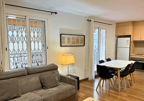 TV - TWO-BEDROOM APARTMENT (Barcelona)