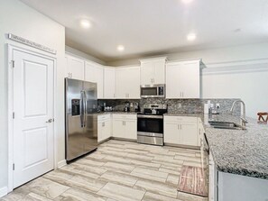 Kühlschrank, Mikrowelle, Ofen, Geschirrspüler