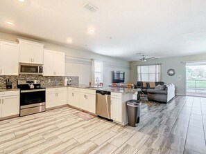 Kühlschrank, Mikrowelle, Ofen, Geschirrspüler