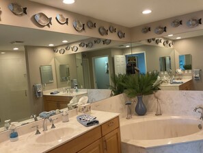 Hair dryer, towels, soap, shampoo - Luxury Penthouse Bella Lago 441 (Fort Myers Beach)