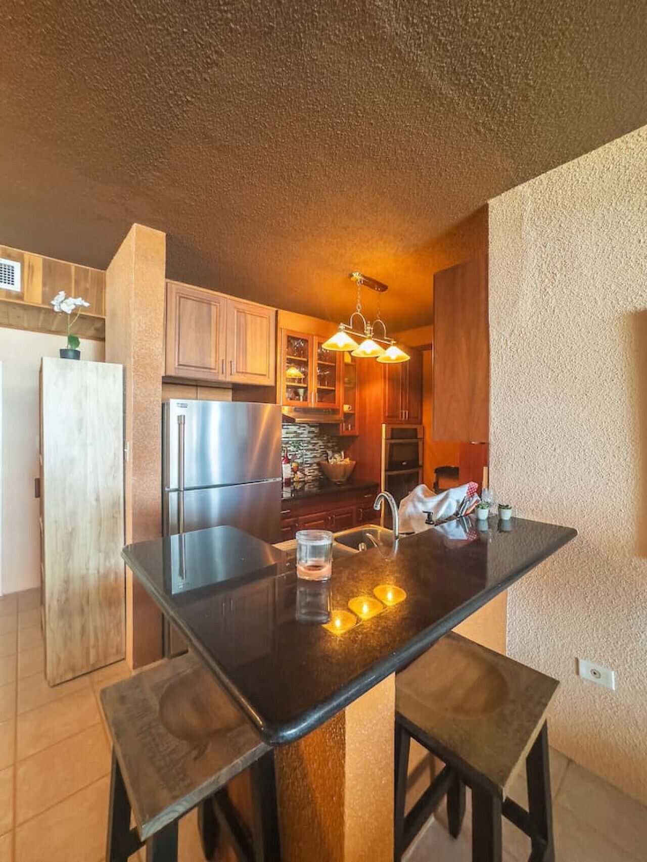 Mikrovågsugn, ugn, diskmaskin och matbord