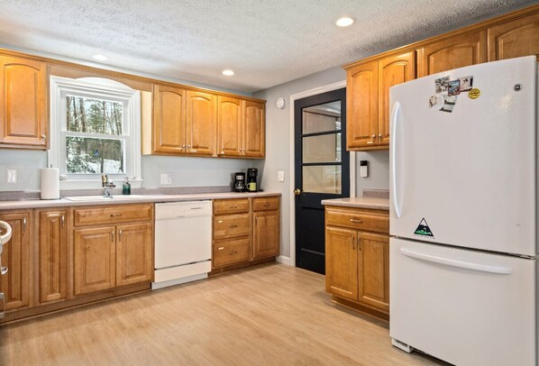 House, Multiple Beds, Patio, Garden View (The Cheeky Chickadee) | Private kitchen