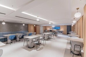 A modern dining area with multiple tables and seating arrangements. - Home Inn (Shanghai Railway Station North Square Pushan Road) (Shanghai)