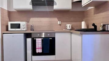 Micro-ondes, four, plaque de cuisson