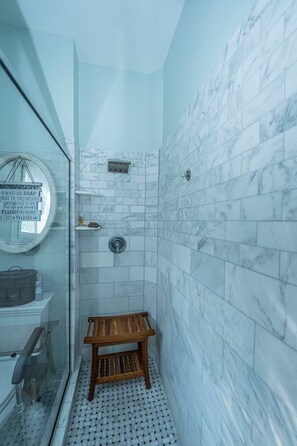 Shower, hair dryer, towels, soap - Experience the Heartbeat of Charleston on Queen Street (Charleston)