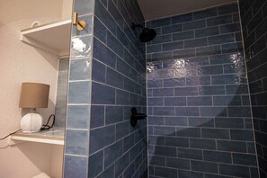 Douche, séchoir à cheveux, serviettes fournies, savon