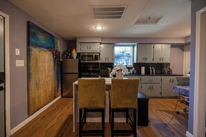 Private kitchen - Cozy Fully Furnished, 1-Bedroom Rental in brilliant Dallas with all bills paid! (Dallas)