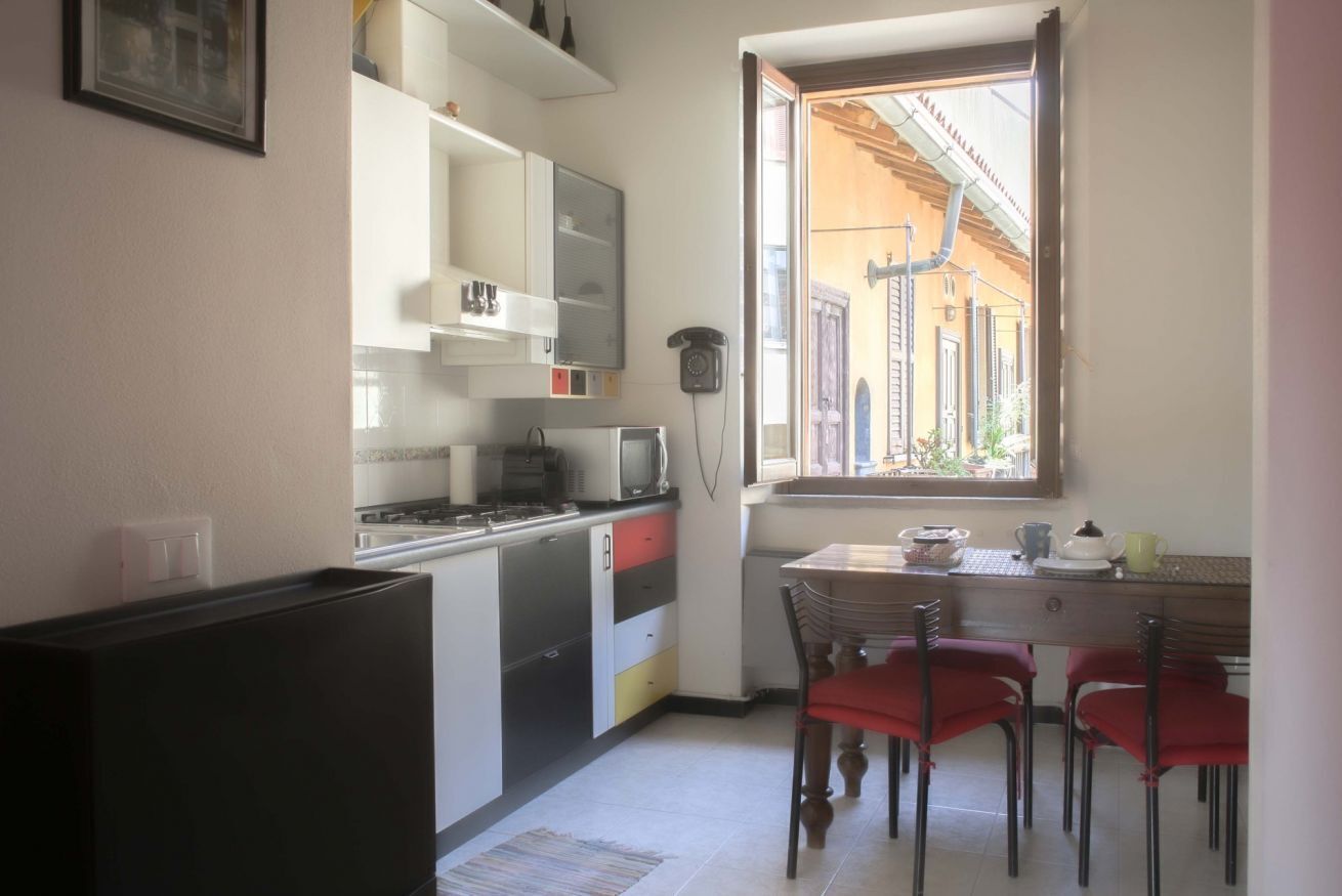 Réfrigérateur, micro-ondes, plaque de cuisson, cafetière/bouilloire
