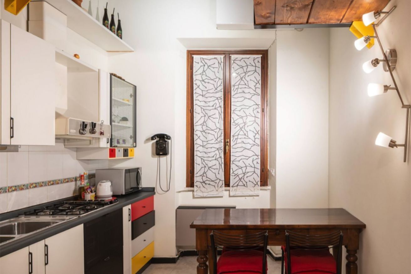 Kühlschrank, Mikrowelle, Herdplatte, Wasserkocher mit Kaffee-/Teezubehör