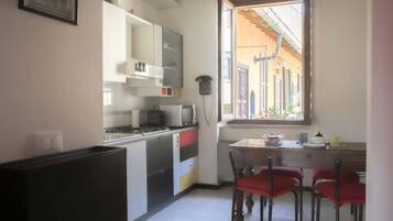 Réfrigérateur, micro-ondes, plaque de cuisson, cafetiÚre/bouilloire