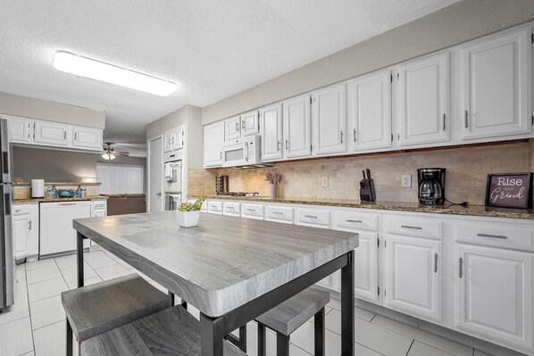 電子レンジ、オーブン、コンロ、食器洗い機