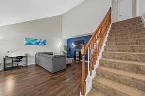 スマートテレビ、暖炉、テーブルサッカー台