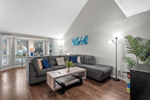 スマートテレビ、暖炉、テーブルサッカー台