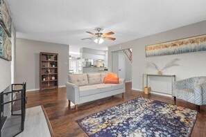 スマートテレビ、暖炉、テーブルサッカー台