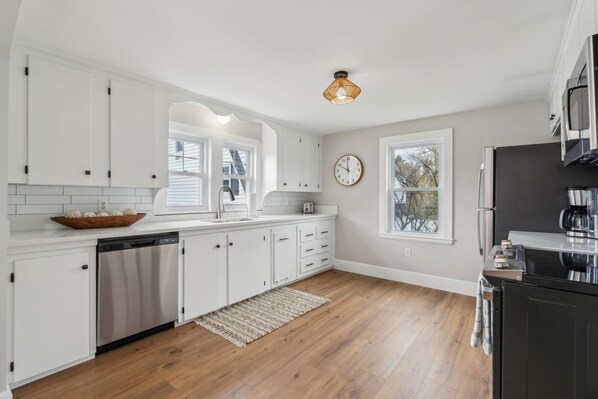 Appartamento, letti multipli, cucina, vista giardino (The Coastal Nest) | Cucina privata | Frigorifero, microonde, forno, piano cottura