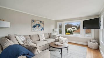 Appartement, Plusieurs lits, cuisine, vue sur le jardin (The Coastal Nest) | Aire de séjour | Téléviseur à écran plat de 50 po avec télévision numérique