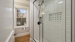 Appartement, plusieurs lits, cuisine, vue jardin (The Coastal Nest) | Salle de bain