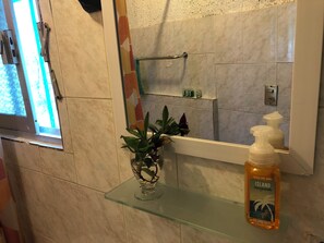 مجففات شعر، مناشف، صابون، ورق حمّام