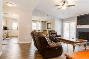 Smart TV, books, computer monitors - Charming Charlotte Getaway, Quiet Cul-de-Sac, Big Deck, Near Uptown & Airport (Charlotte)