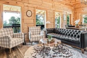 Smart TV, video games, foosball, books - Updated Brow View Cabin with Hot Tub/Fire Pit/Arcade in Mentone (Mentone)