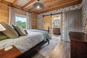 3 bedrooms, iron/ironing board, WiFi, bed sheets - Updated Brow View Cabin with Hot Tub/Fire Pit/Arcade in Mentone (Mentone)