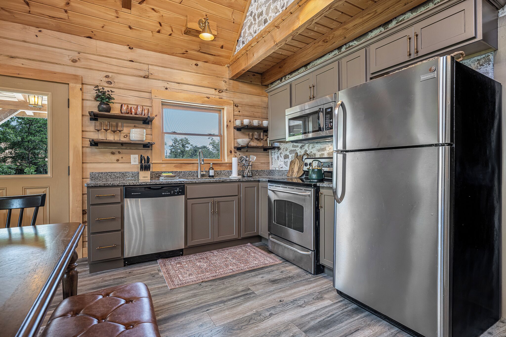 Kylskåp, mikrovågsugn, ugn och spishäll