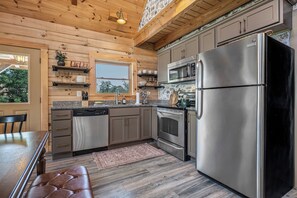 Fridge, microwave, oven, stovetop - Updated Brow View Cabin with Hot Tub/Fire Pit/Arcade in Mentone (Mentone)