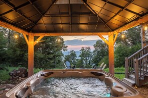 Outdoor spa tub - Updated Brow View Cabin with Hot Tub/Fire Pit/Arcade in Mentone (Mentone)