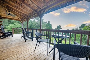 Terrace/patio - Updated Brow View Cabin with Hot Tub/Fire Pit/Arcade in Mentone (Mentone)