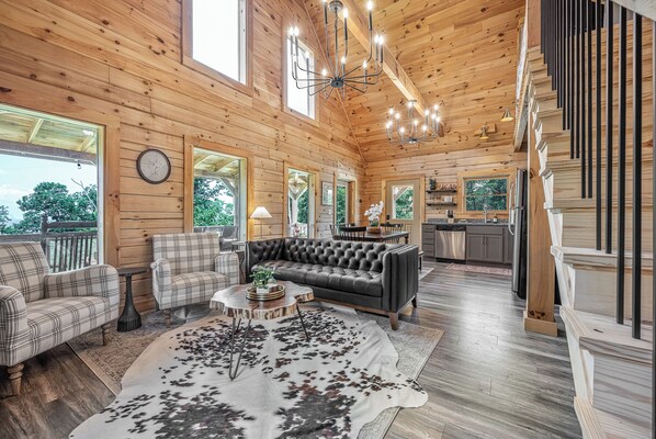 Smart TV, video games, foosball, books - Updated Brow View Cabin with Hot Tub/Fire Pit/Arcade in Mentone (Mentone)