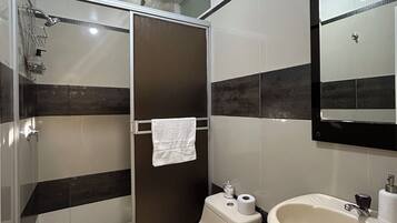 Douche, sĂšche-cheveux, savon, papier toilette