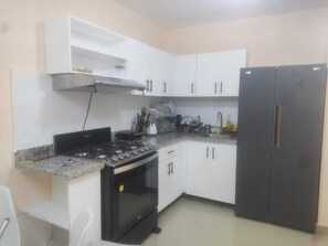 Oven, coffee/tea maker, electric kettle, toaster