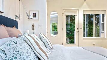 4 عدّة غرف نوم وبديكورات فريدة لكل غرفة وطراز فريد لكل وحدة ومكتب