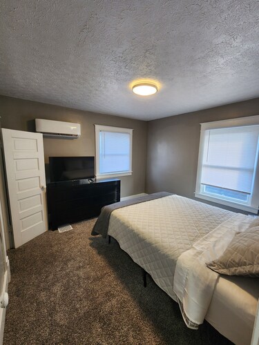 Cozy 2-bedroom apartment in charming Kokomo with AC, WiFi