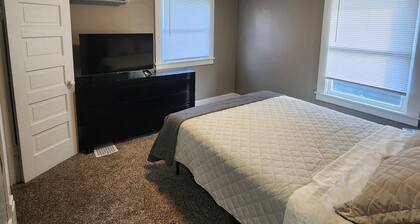 Cozy 2-bedroom apartment in charming Kokomo with AC, WiFi